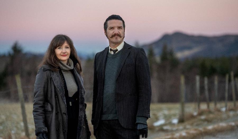 En dame, Rita Eriksen, og en mann, Dag Vagle med natur i bakgrunnen