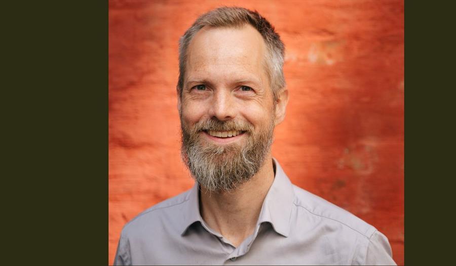 Kven styrer feeden min?