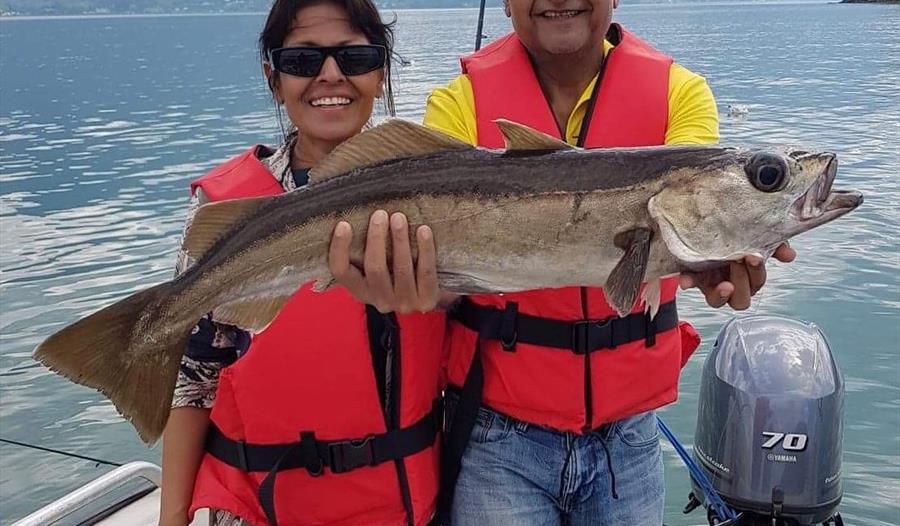 Heldige gjester som har fått ein stor fisk i Rosendal