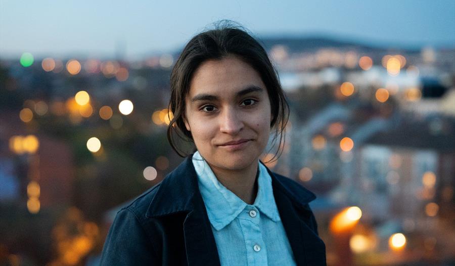 Daniela Reyes med kvelds byen som bakgrunn