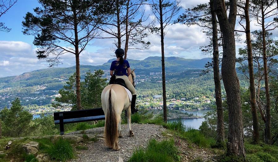 Ridetur i byfjellene med Øvre-Eide gård