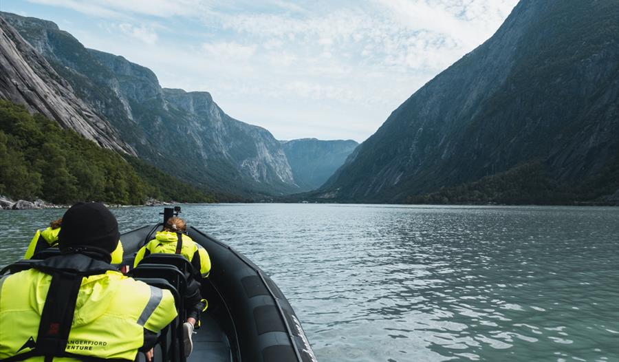 Spektakulær fjordutsikt frå ein RIB-båt på Osafjorden i Hardanger. Perfekt for eventyrlystne naturglade turistar.