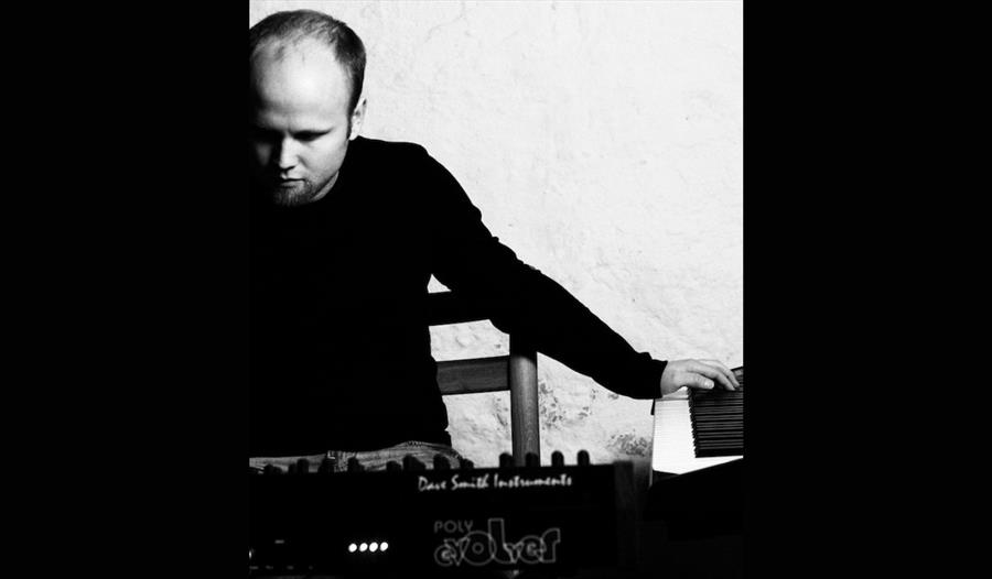 Magnus Fjelde spiller tangentinstrumentene