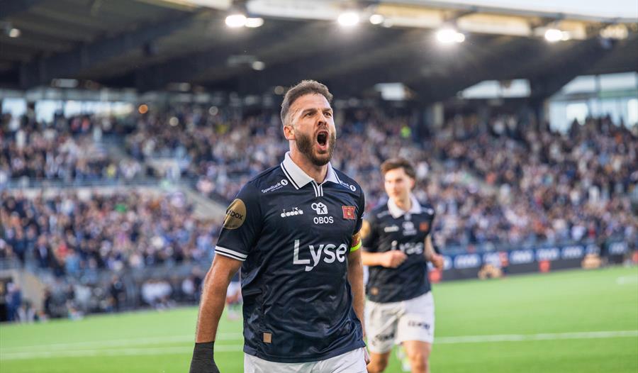 En Viking spiller jubler foran fullsatte tribuner etter et mål