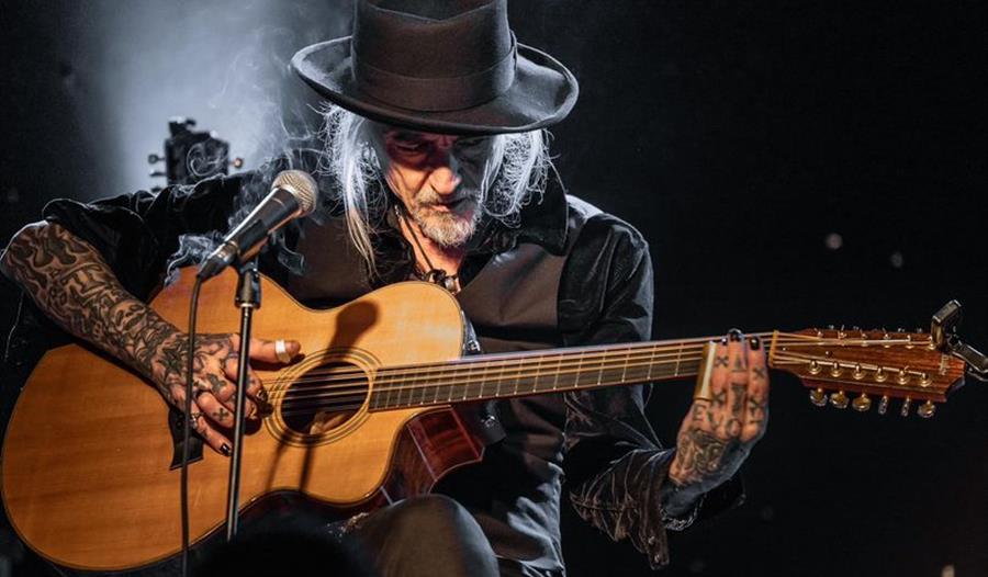 Artisten Ledfoot på scenene med gitar