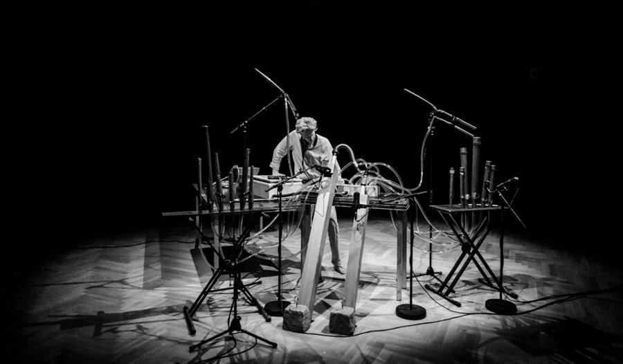 Calum Builder med seg sitt selvbygde “(Re)constructed Pipe Organ”, satt sammen av brukte piper fra orgler
