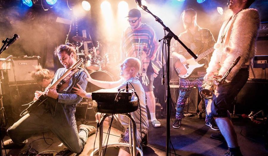 Bandet Det Skandaløse Orkester på scenen