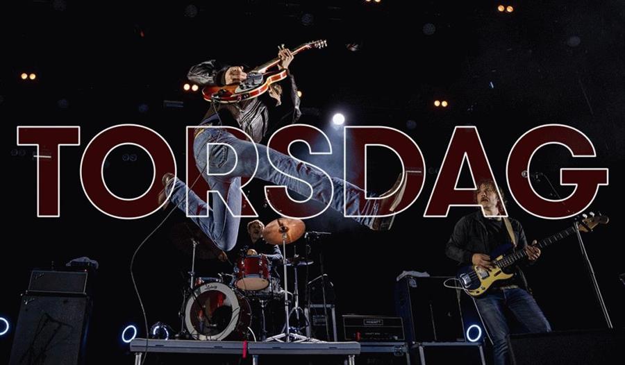Plakat som viser en band som spiller på en scene og en tekst som sier onsdag