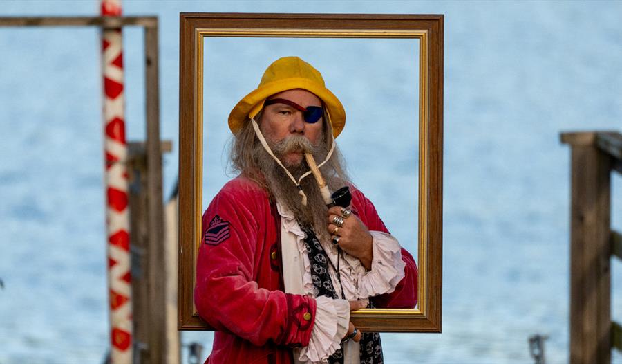 Bilde av en av piratene fra forestillingen