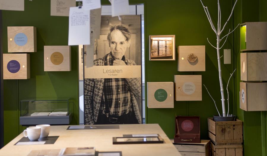 Interaktiv utstilling på Haugesenteret med fokus på lesaren Olav H. Hauge og hans verk, omringa av kunst og litterære verktøy.