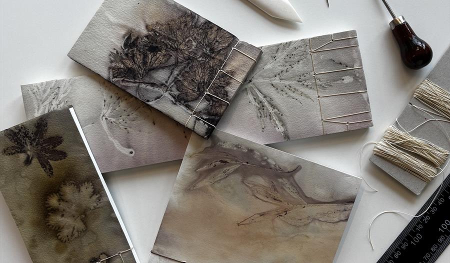 Bøker sydd med japanske bokbindingsteknikker