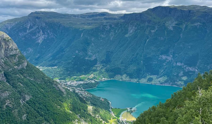 Utsikt ned mot Sandvinsvatnet og Buerdalen.