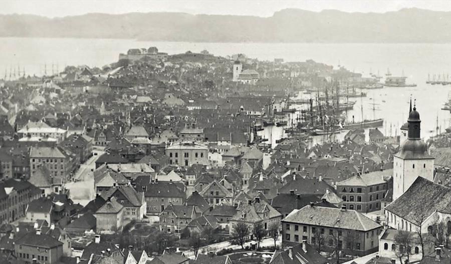 Sort hvitt bilde av Vågen, hus og seilbåter fra 1800 tallet