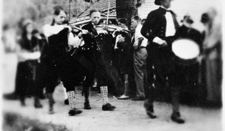 Folkep parade med trommer og fiolin.