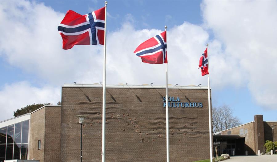 Sola kulturhus meg norske flagg