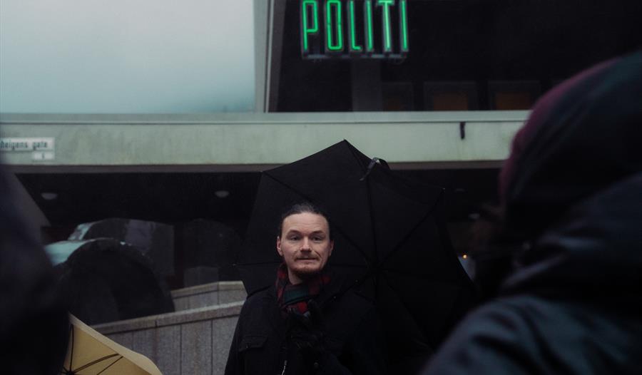 På utsiden av politistasjonen