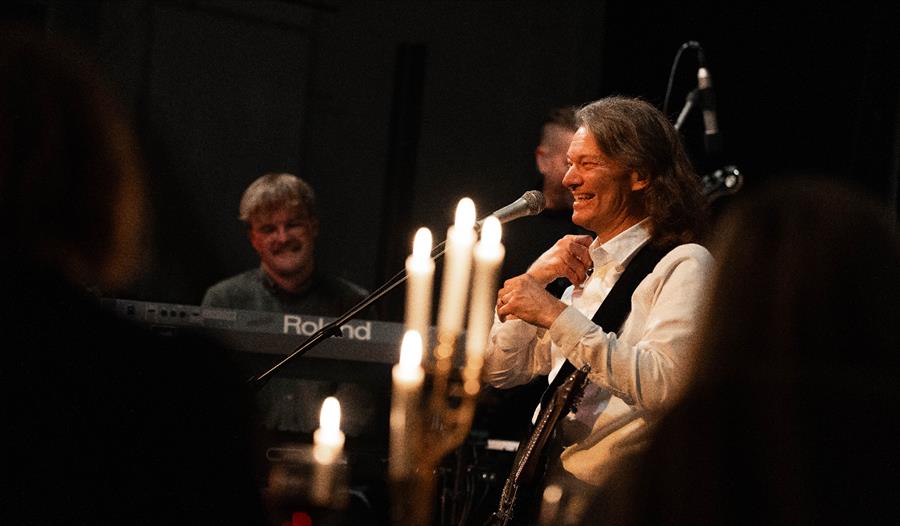 Sveinar Heskestad foran mikrofonen på konsert