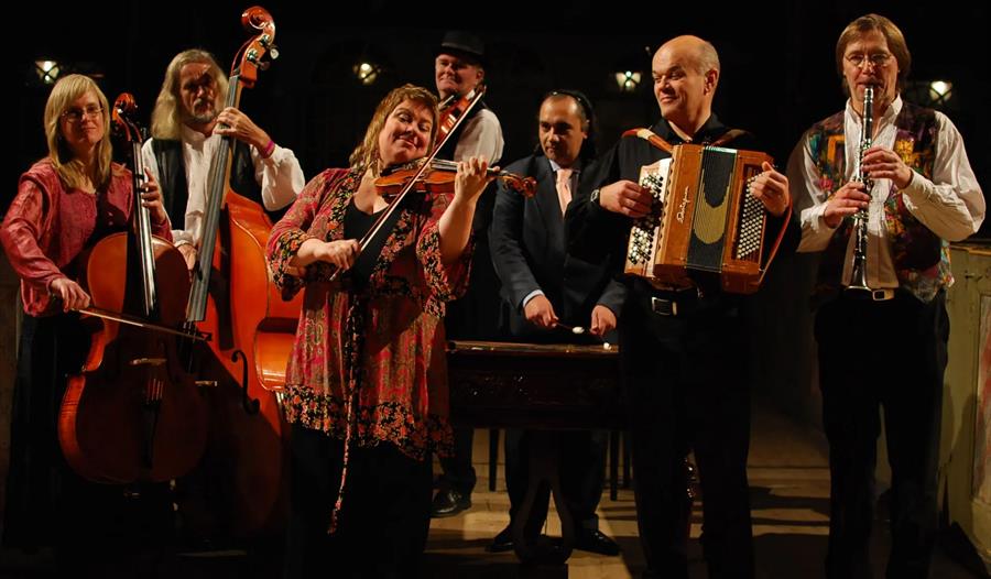 Et orkester som spiller på en scene