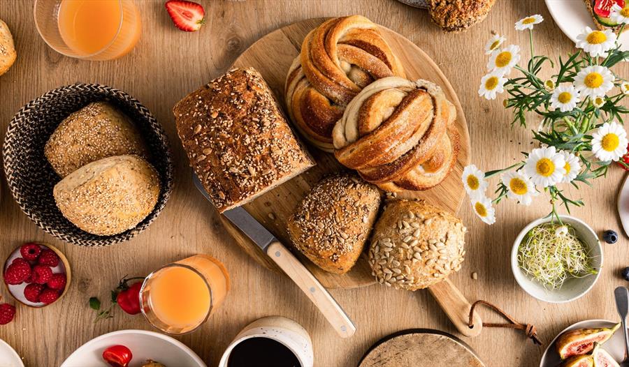 Bilder av diverse bakverk og frokost tilbehør