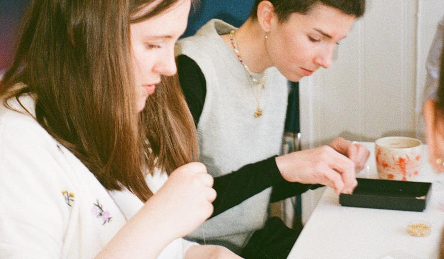 Sosialkveld: Perleverksted