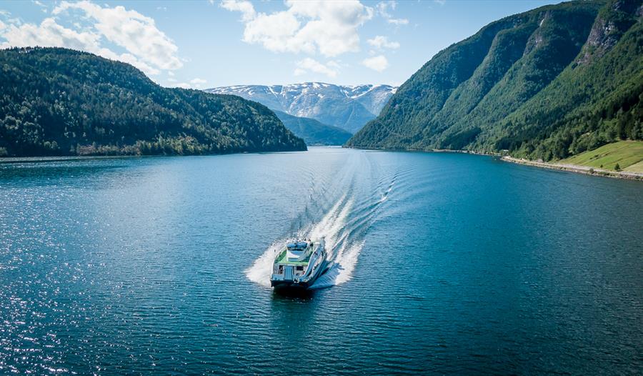 Sightseeing-båt på Hardangerfjorden i Ulvik.