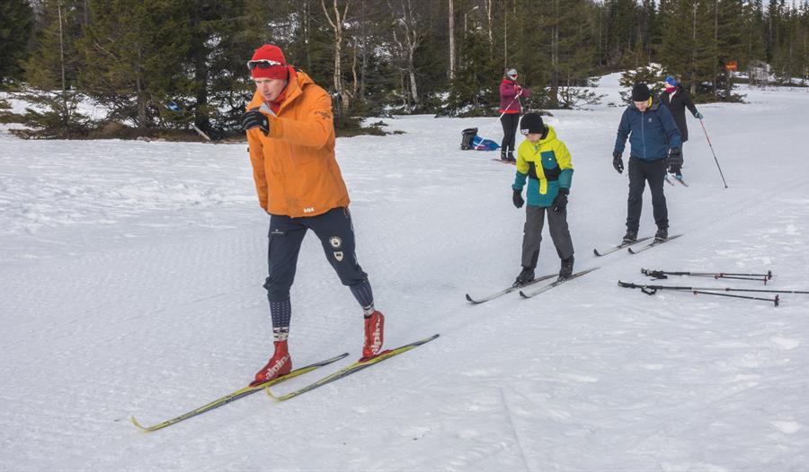 Guiden lærer korleis ein skal stå på langrenn