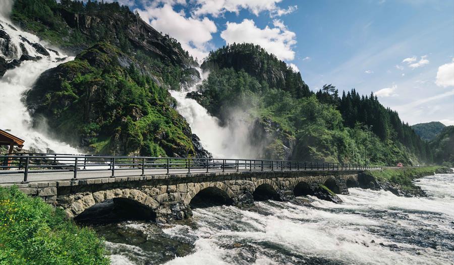 Tvillingfossen Låtefoss i Hardanger i solskinn.