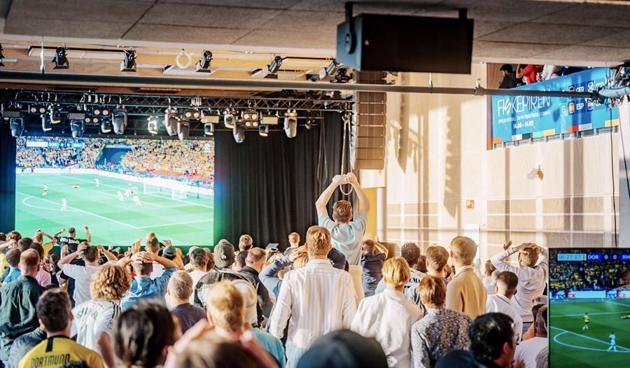 Publikum ser på fotballkamp hos Fiskepiren