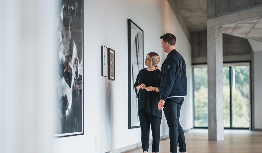 Besøkande studerer samtidskunst på utstilling i Kunsthuset Kabuso.