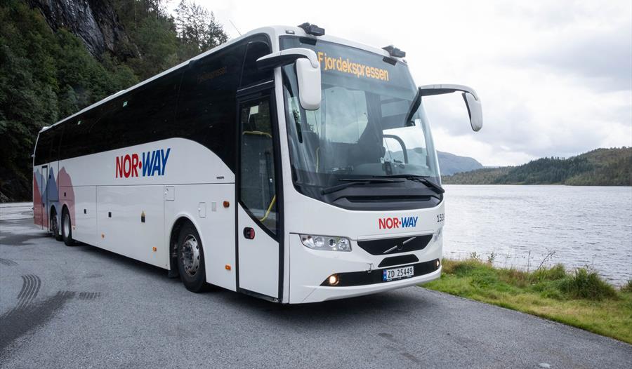 Fjordekspressen frakter deg enkelt og raskt mellom Bergen og Førde