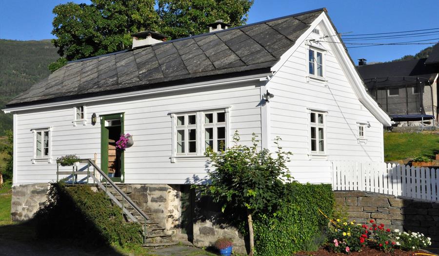 Eit kvitt eldre trehus