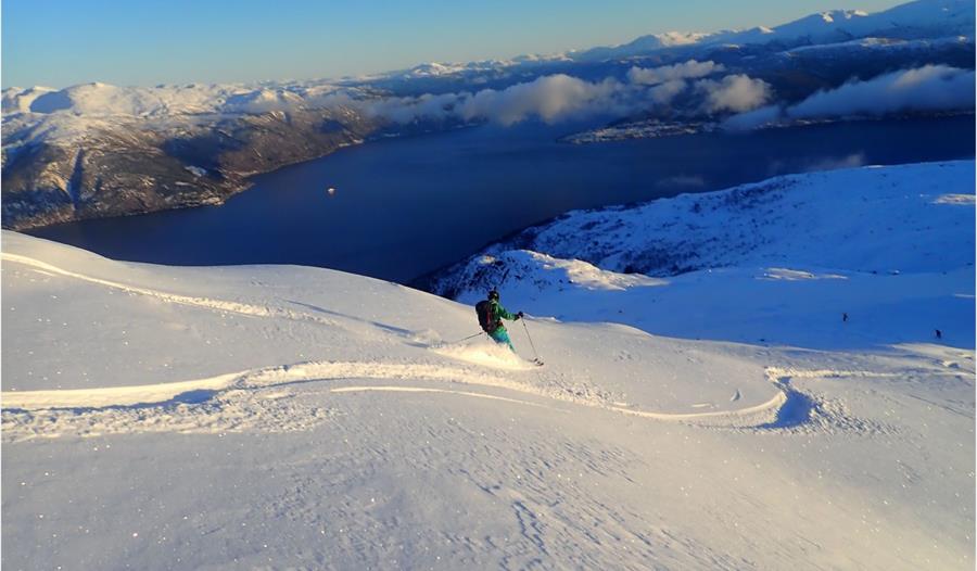 Topptur på ski til Raunekletten, Balestrand
