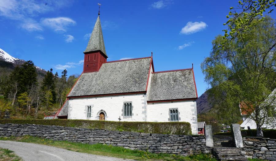 Dale Steinkyrkje, Luster