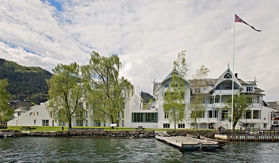 Thon Hotel Sandven – eit ikonisk hotell ved fjordkanten i Hardanger.