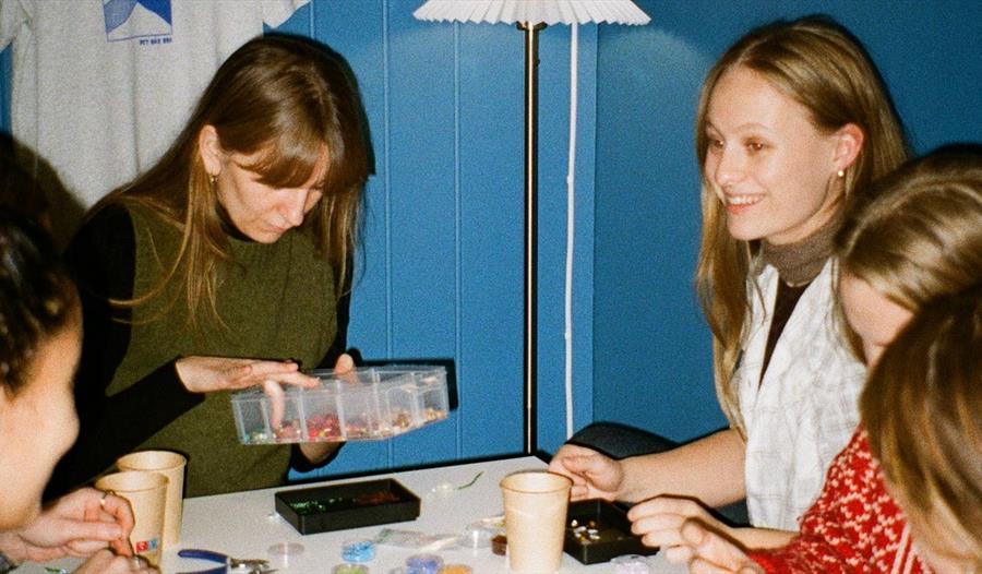 Sosialkveld hos Det Går Bra Studio: Smykkeverksted
