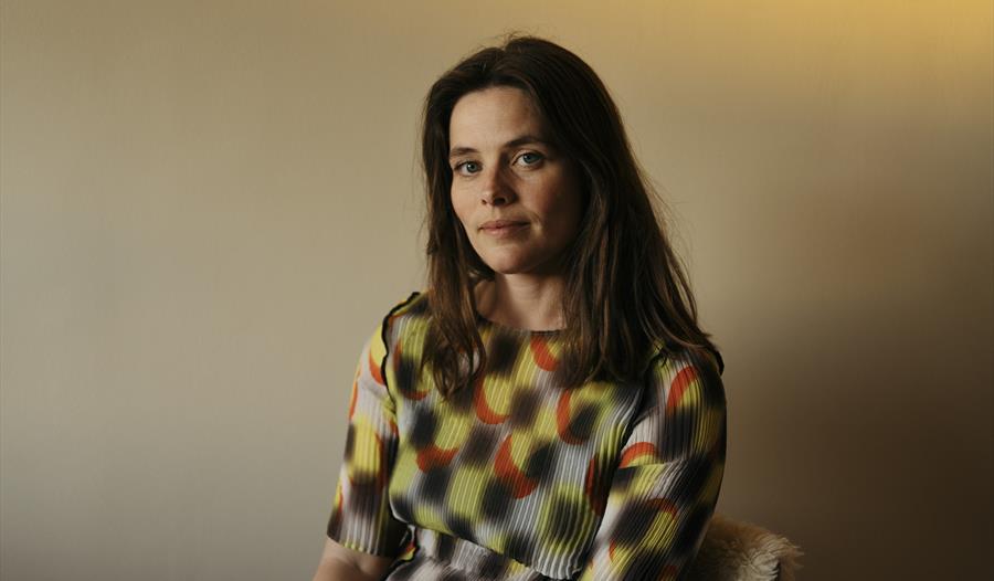 Anja Lauvdal i Harriet Backers verden