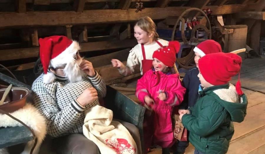 Fjøsnissen deler ut gaver til barna