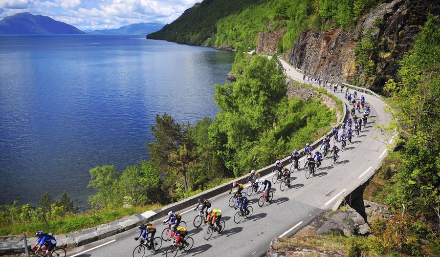 Glade mosjonister sykler gjennom vakre Hardanger