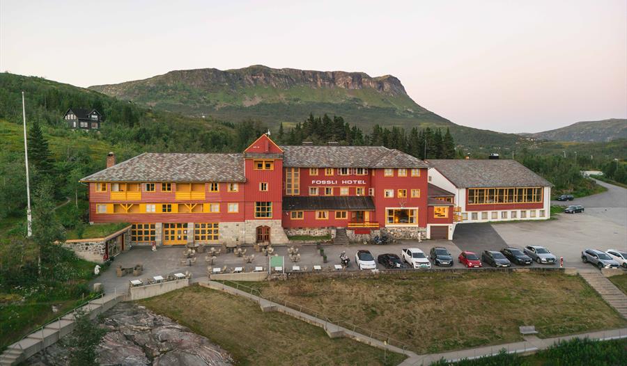 Fossli Hotel sett under solnedgang, med Grytahorgi-fjellet i bakgrunnen.