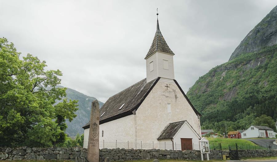 Viser inngangen til den gamle kirken.