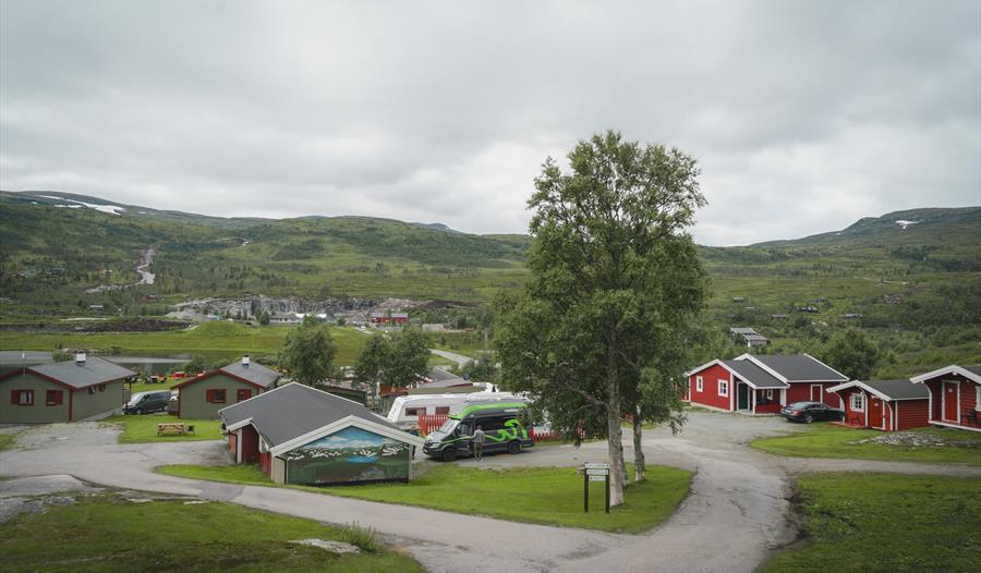 En oversikt over deler av campingplassen og hyttene.