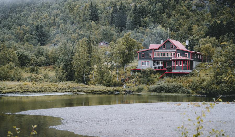 Vivelid Fjellstova sett fra over elva.
