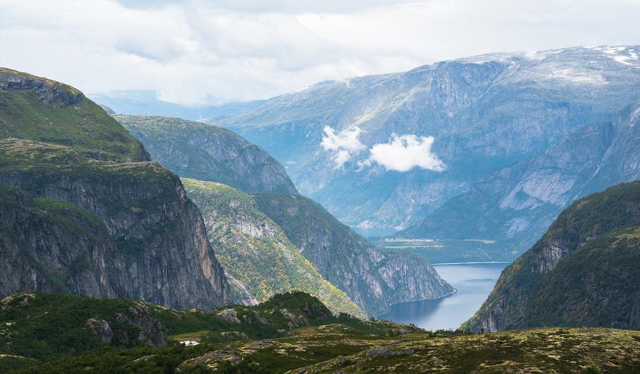 Utsikt fra toppen av Hjølmaberget, med Eidfjordvatnet sett nedenfor i det fjerne.