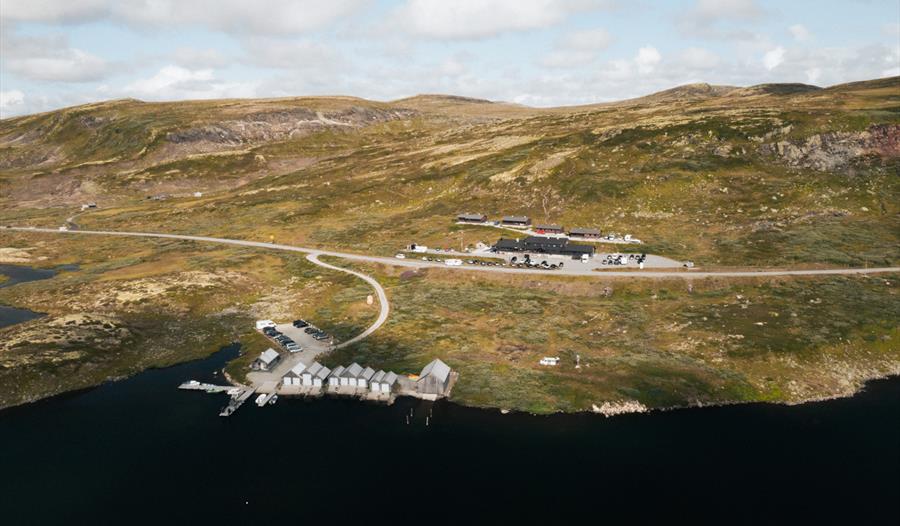 Droneutsikt over Halne fjellstugu og havneområdet.