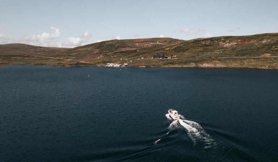 Et dronebilde av Halnekongen på vei mot kaien på Halne.