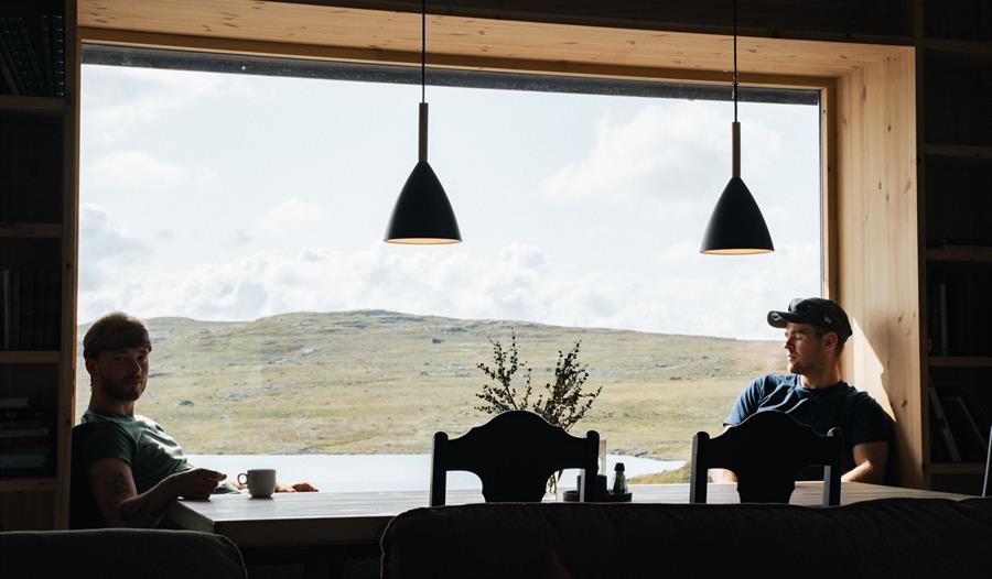 To menn sitter ved vinduet i restauranten.