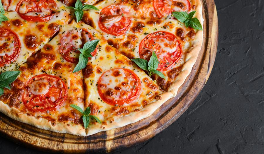 Nysteikt pizza med tomat, ost og fersk basilikum servert på Hordatun Restaurant & Bar i Røldal.