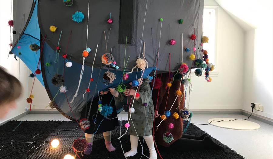 Bli med på en tenkt reise med kunstinstallasjonen «Dykkerklokken» og lag dusker og pomponger inspirert av glitrende og «julete» havdyr på Akvariet.