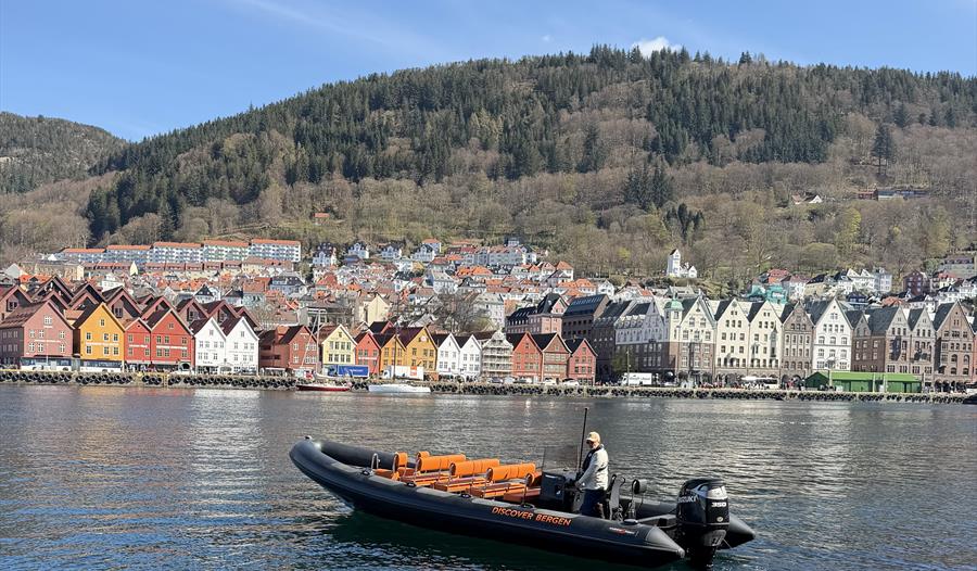 Rib-båt med Bryggen i Bergen i bakgrunnen
