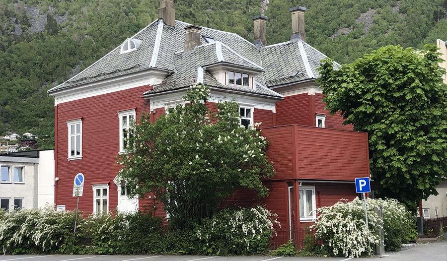 Den raude bygningen Apothekergaarden sett frå gata